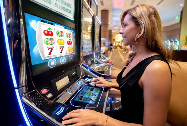 Live croupier spinning the wheel Live croupier spinning the American Roulette wheel